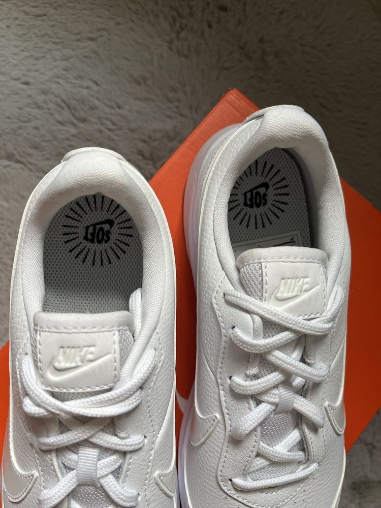 Białe sneakersy Nike varsity leather