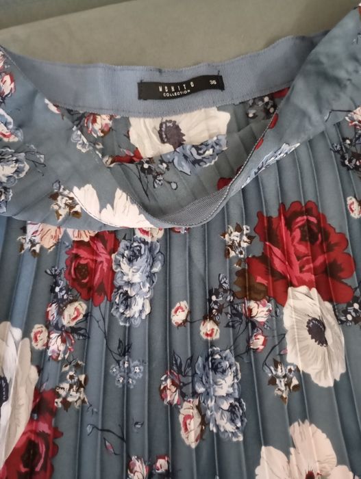 Śliczna plisowana niebiedka spódnica w kwiaty Mohito S