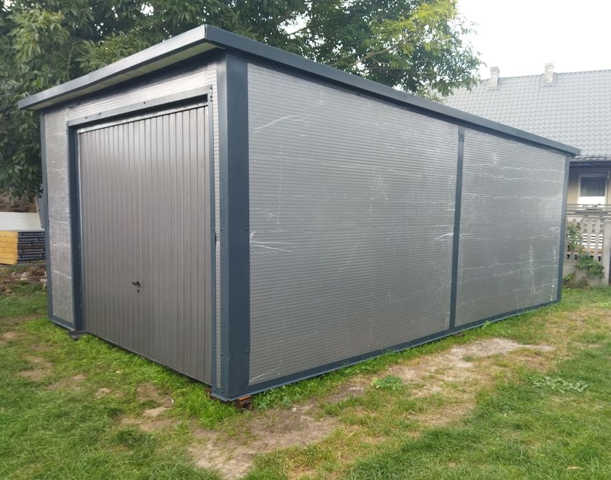 Garaż z płyt warstwowych 5,5x3,5m.