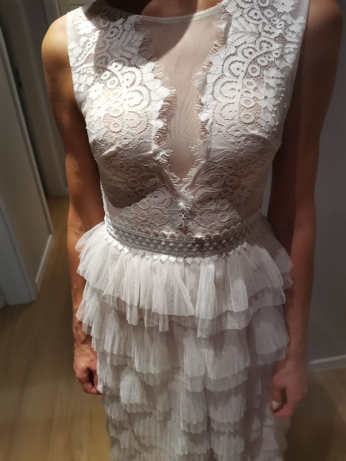 Sukienka tiulowa z falbanami biało beżowa 36