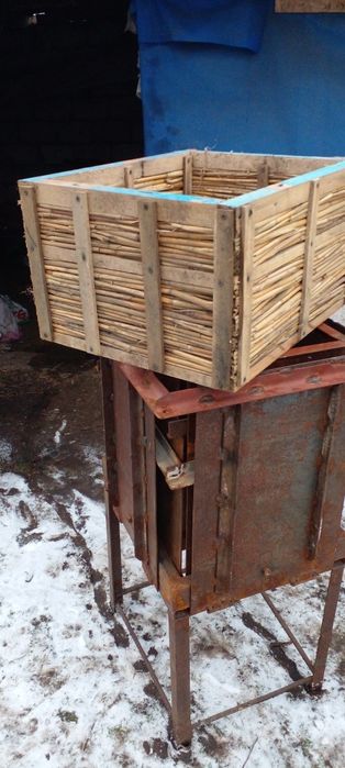 Пчелы,вулики, Станок для изготовления корпусных ульев из камыша