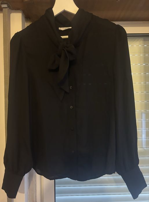 Camisa Mango, preta com laço tamanho xs