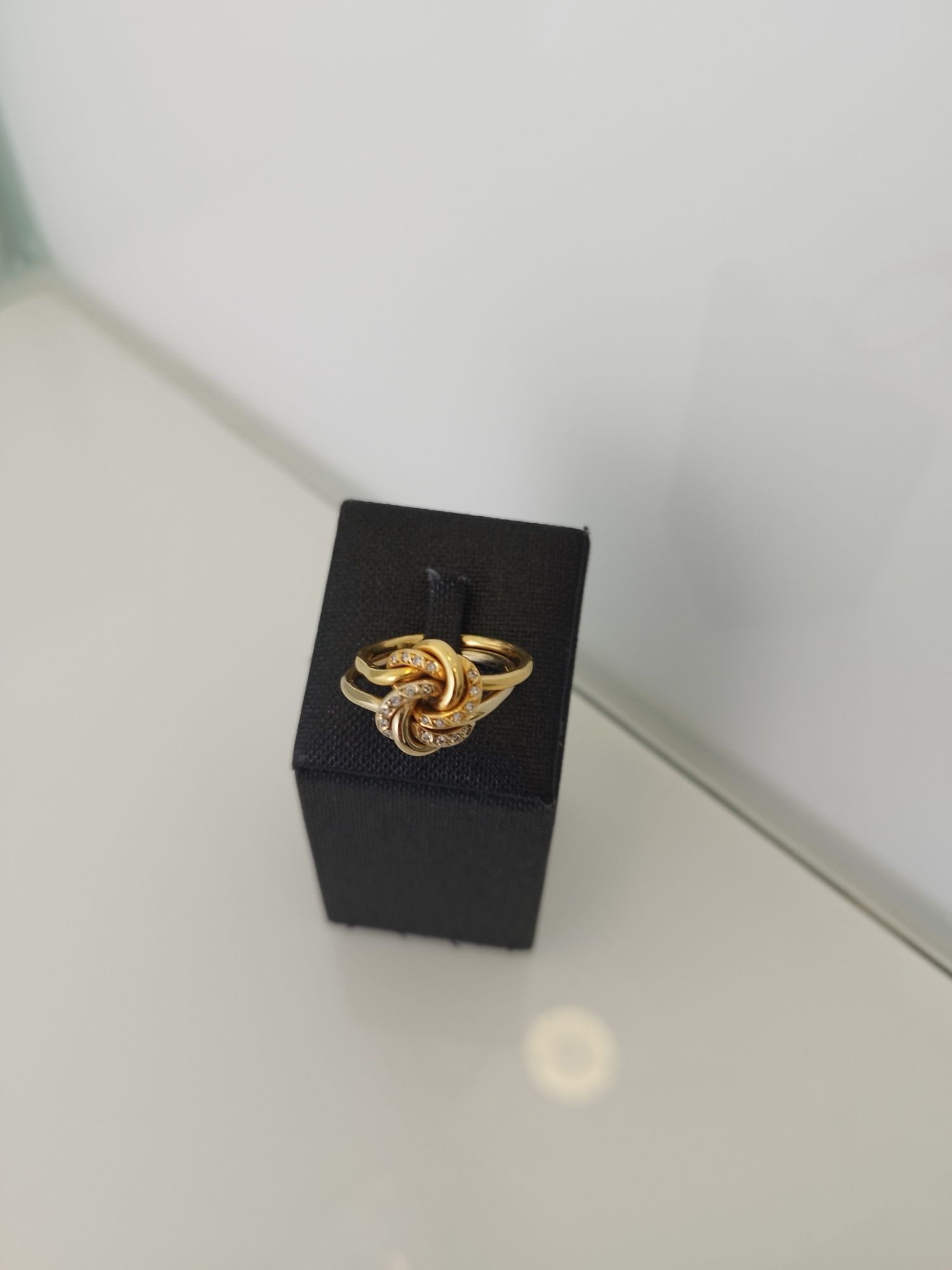 Anel com brilhantes bicolor em ouro de 19,2kt