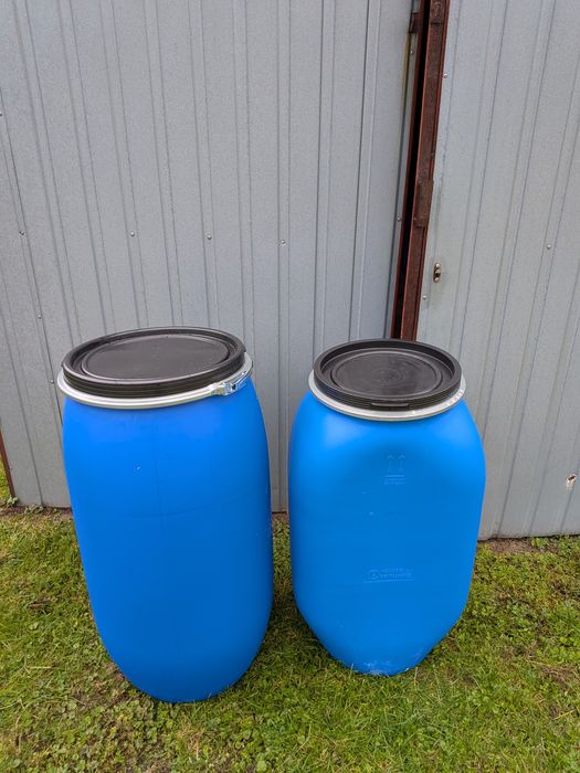 PLASTIKOWA BECZKA 150L - pokrywa i metalowa obejma (brak)