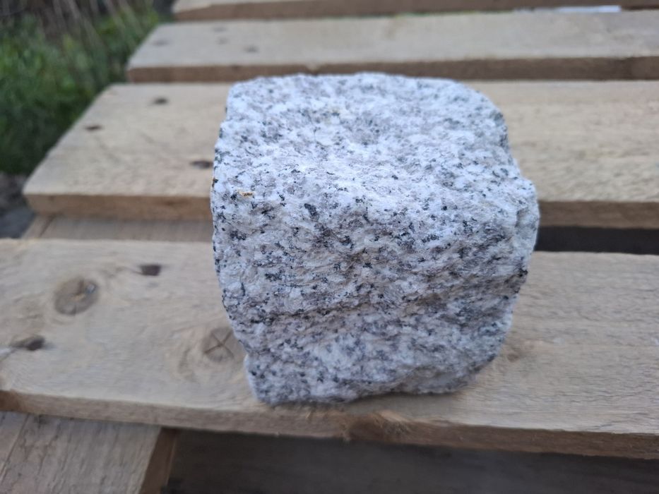 Kostka granitowa jasno szara I Gat Strzeg całość 2500zl8*10 cm 8*11 cm