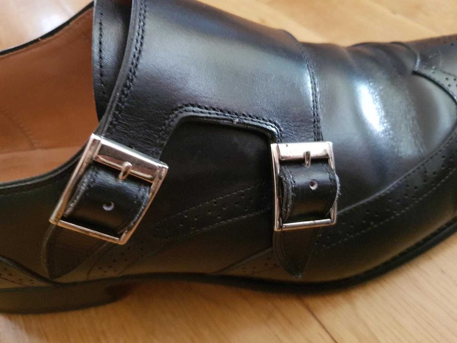 Sapatos com fivelas Made In tamanho 43