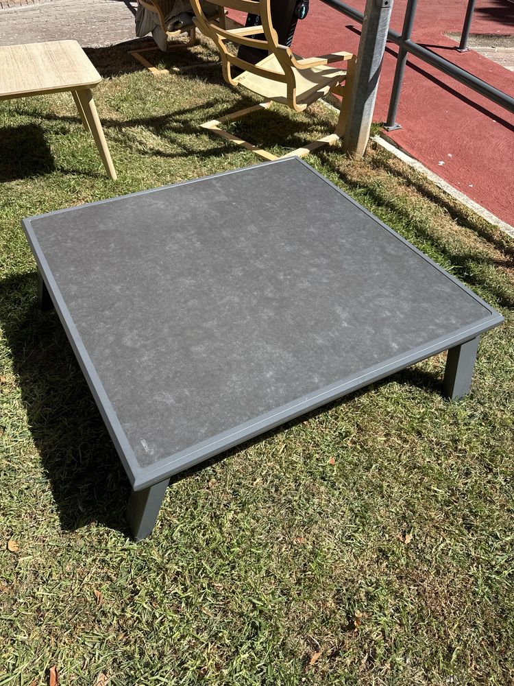 Mesa para exterior em vidro e metal  Fabricado na Alemanha.
