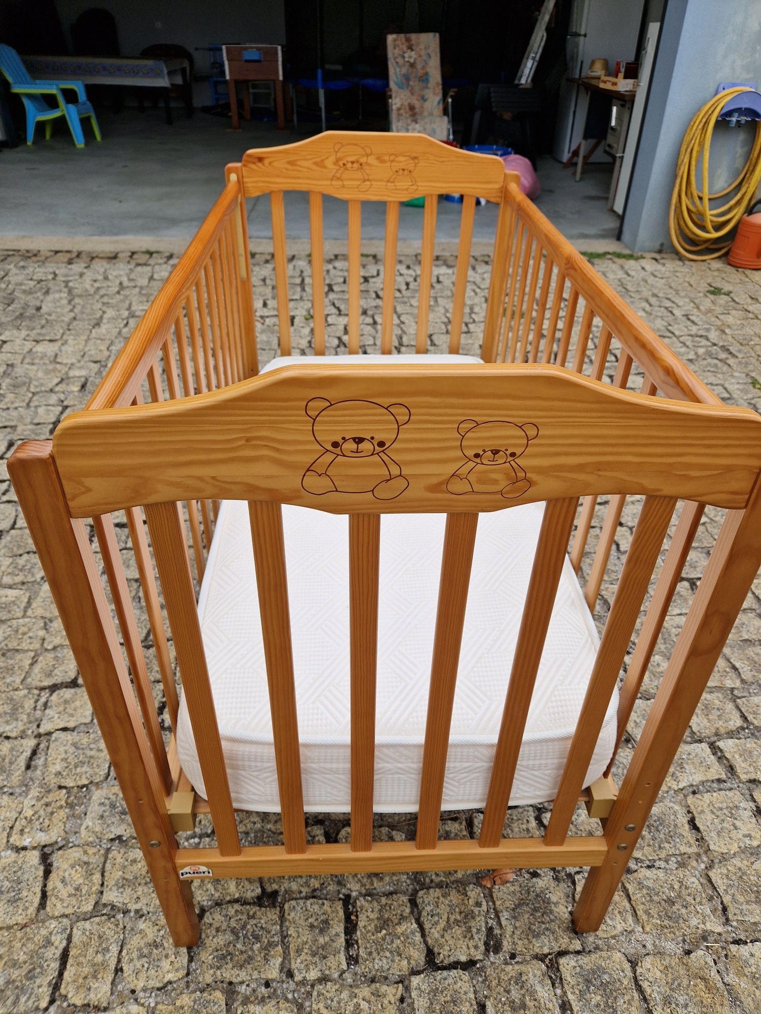 Cama de madeira bebé