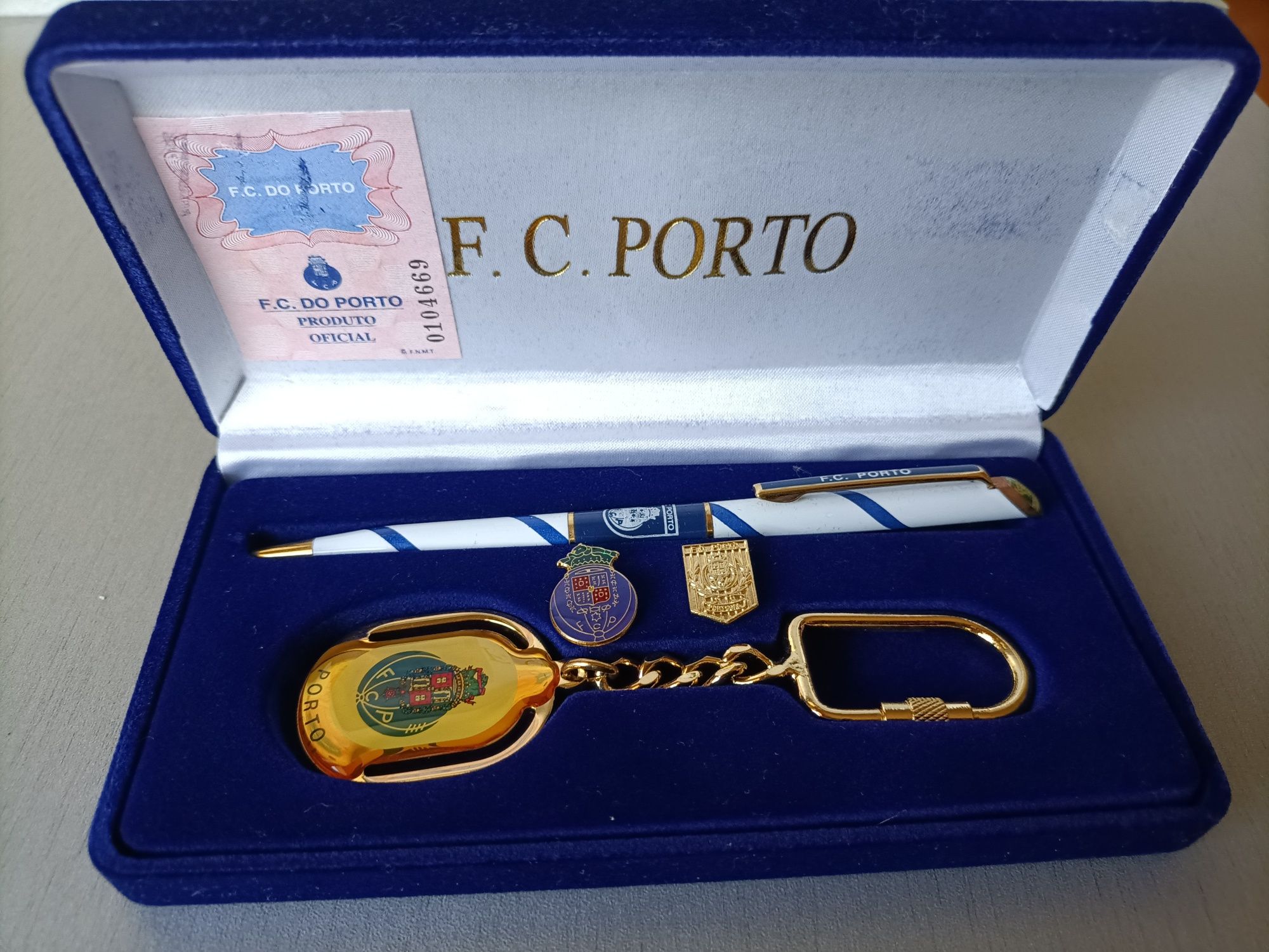 Conjunto de esferográfica, porta-chaves e dois crachás do F.C.Porto