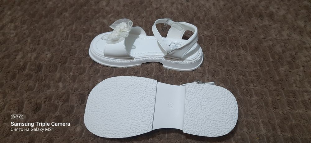 Босоніжки на дівчинку.