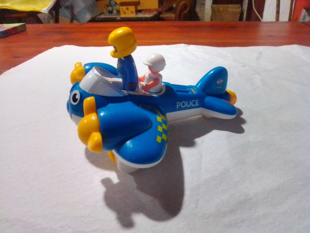 Brinquedo avião com bonecos