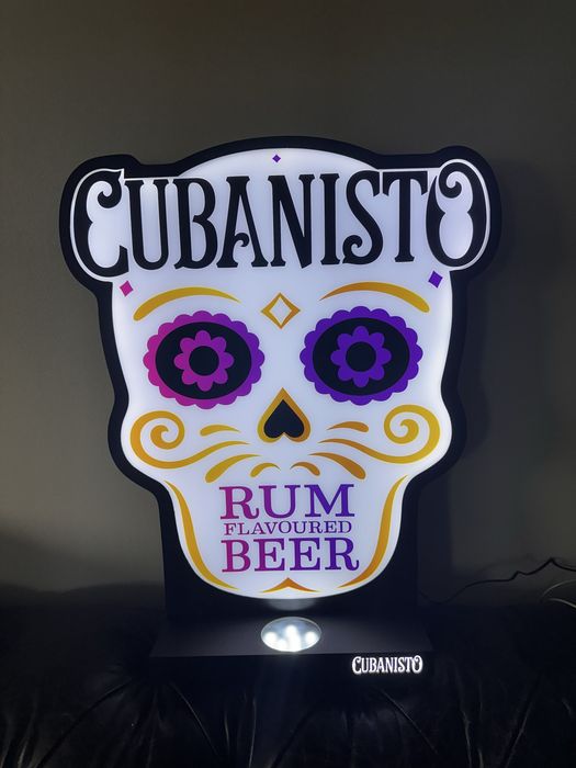 Reclamo luminoso Cubanisto