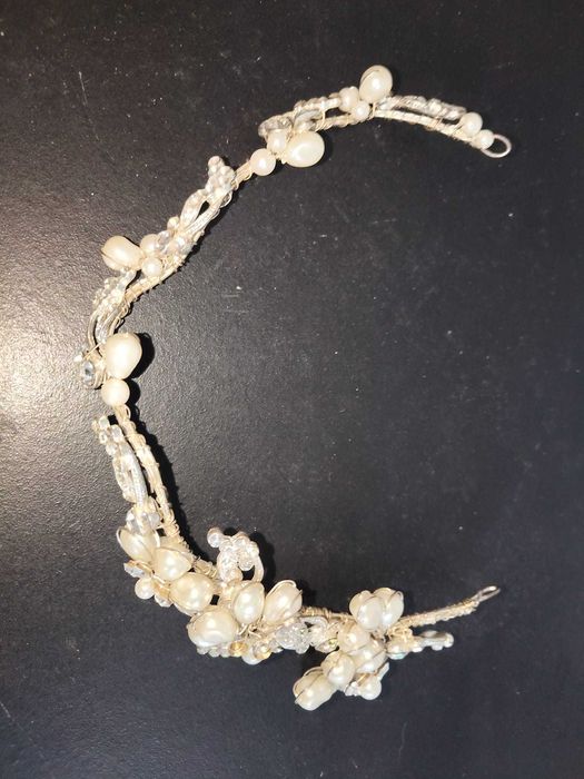 Tiara de Noiva feita com pérolas e cristais