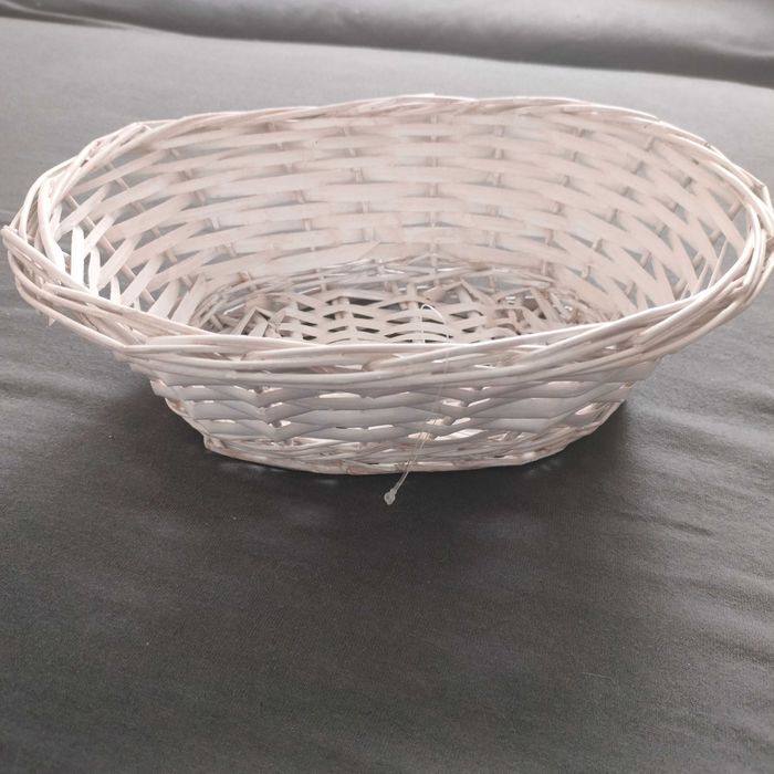 Biały koszyk do przechowywania