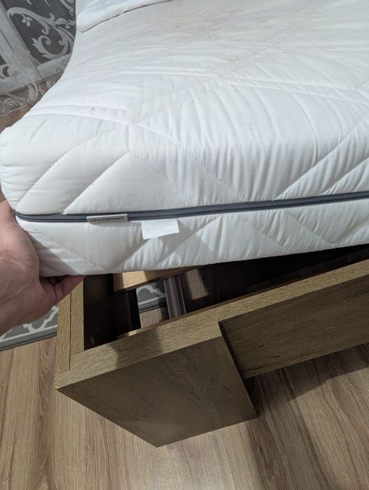 Łóżko z materacem