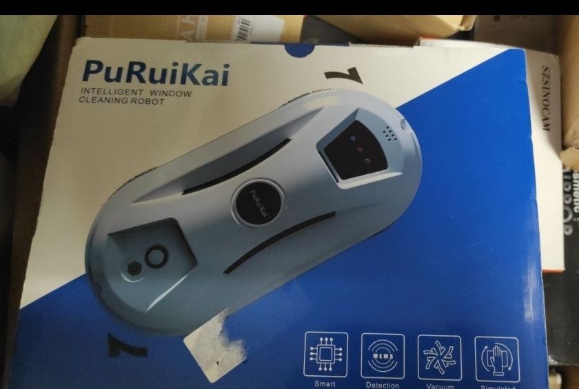 Робот для миття вікон з електричним розпилювачем води