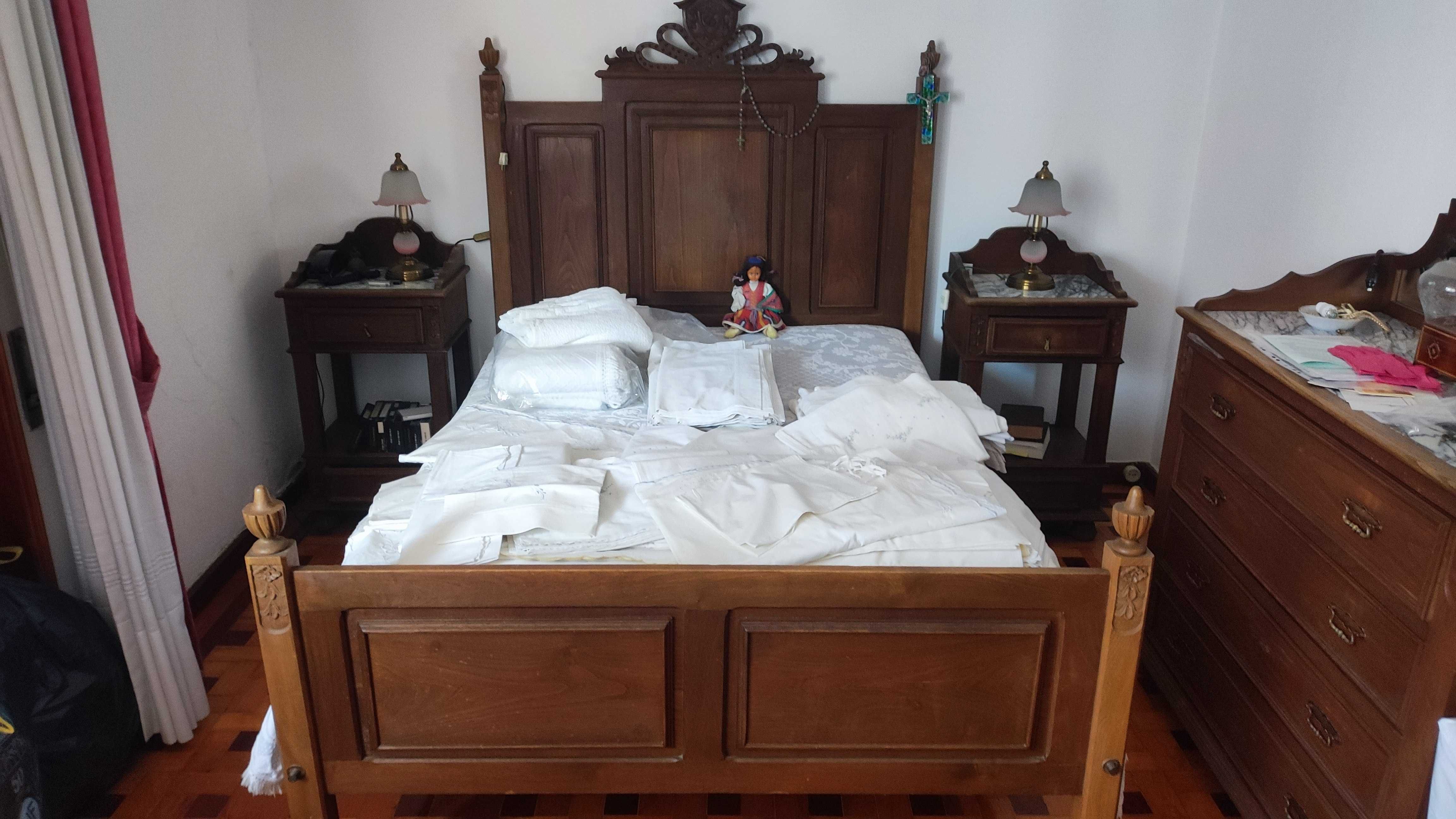 Quarto de casal em castanho e tampos em mármore