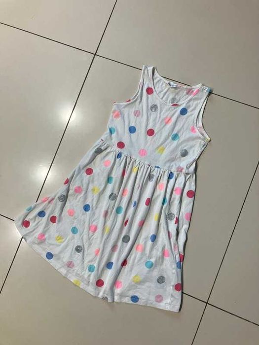 H&M biała sukienka w kolorowe kropki z brokatem 134/140
