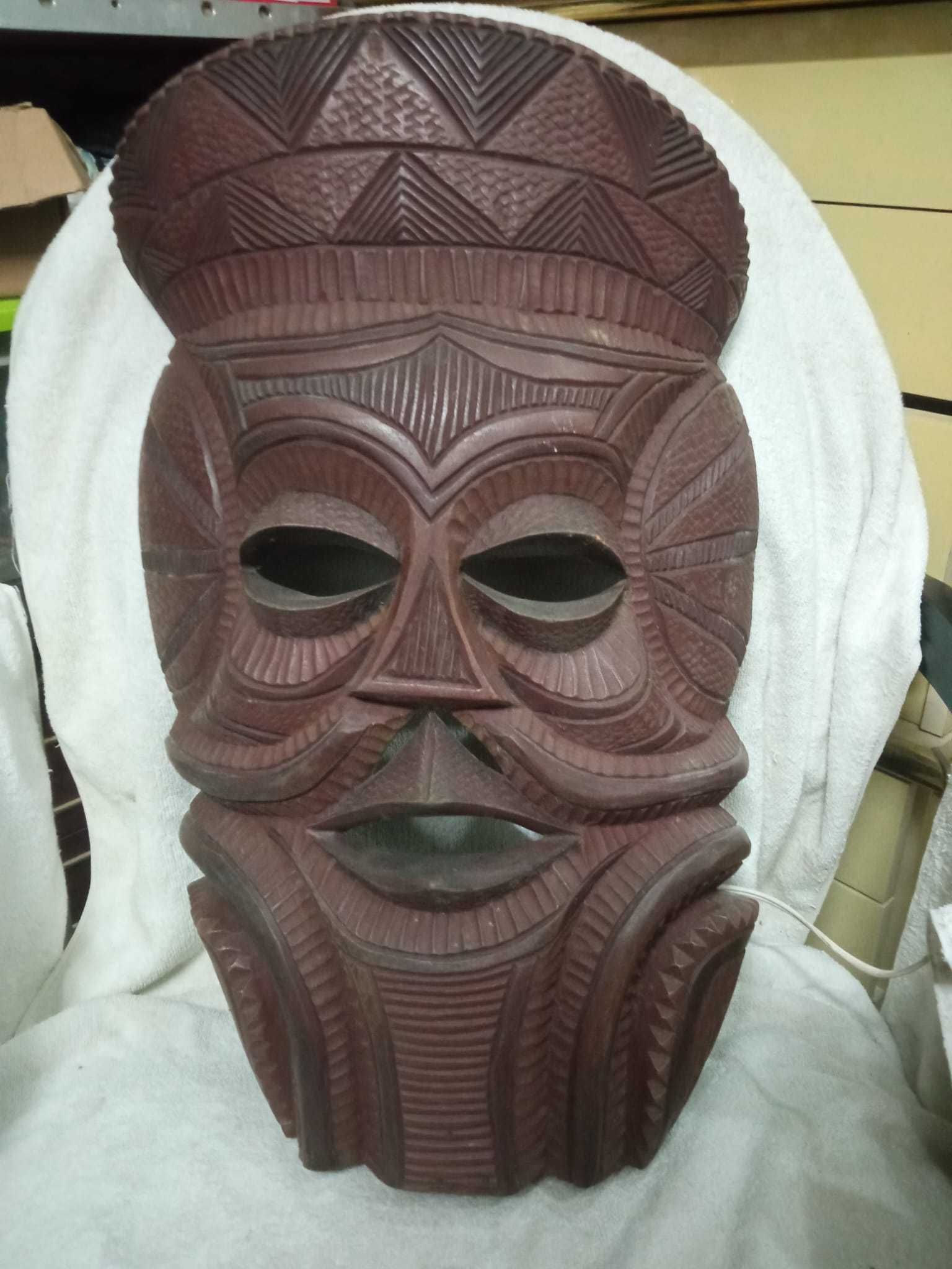 Máscara Africana em madeira talhada