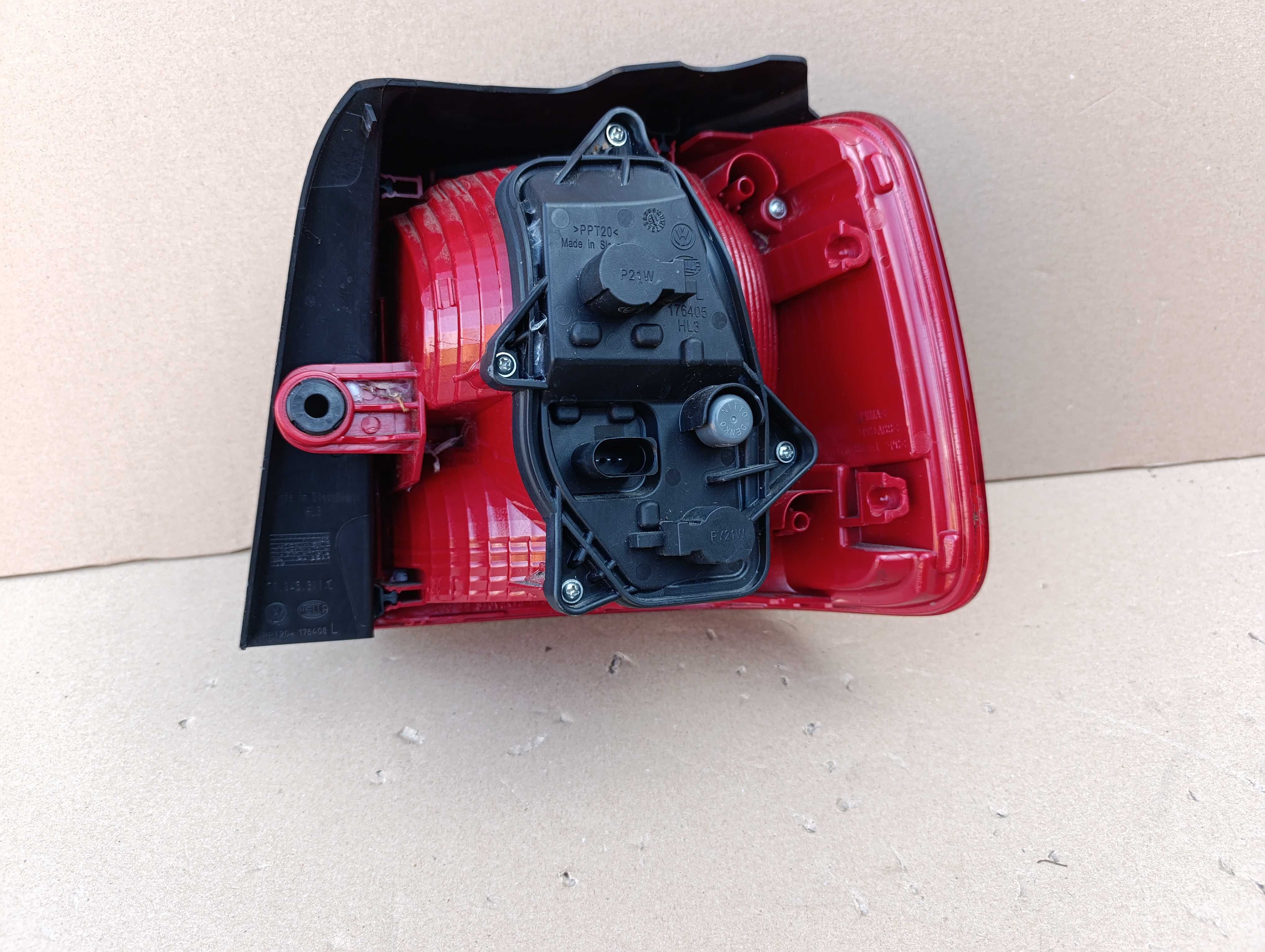 VW Touran II 10-15 lampa lewa tył tylna w błotnik idealna 1T0.945.095R