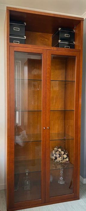 Cristaleira em madeira de cerejeira maciça