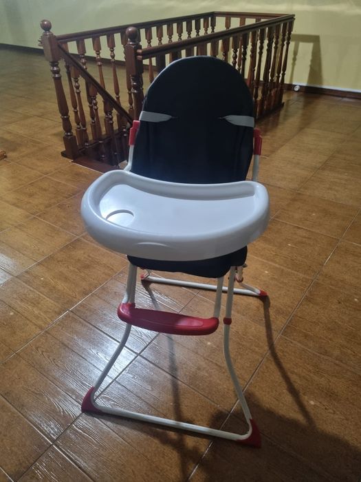 Vendo cadeira de bebê mais cama de viagem.