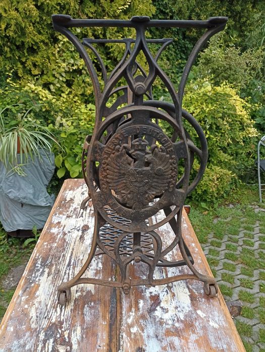 Stolik z blatem na żeliwnych nogach