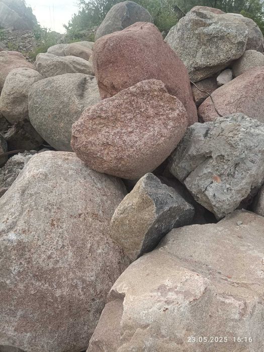 Duże kamienie polne