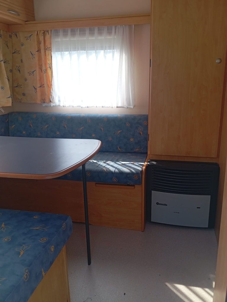 Przyczepa kempingowa Hobby Knaus Caravelair z 2008 roku.