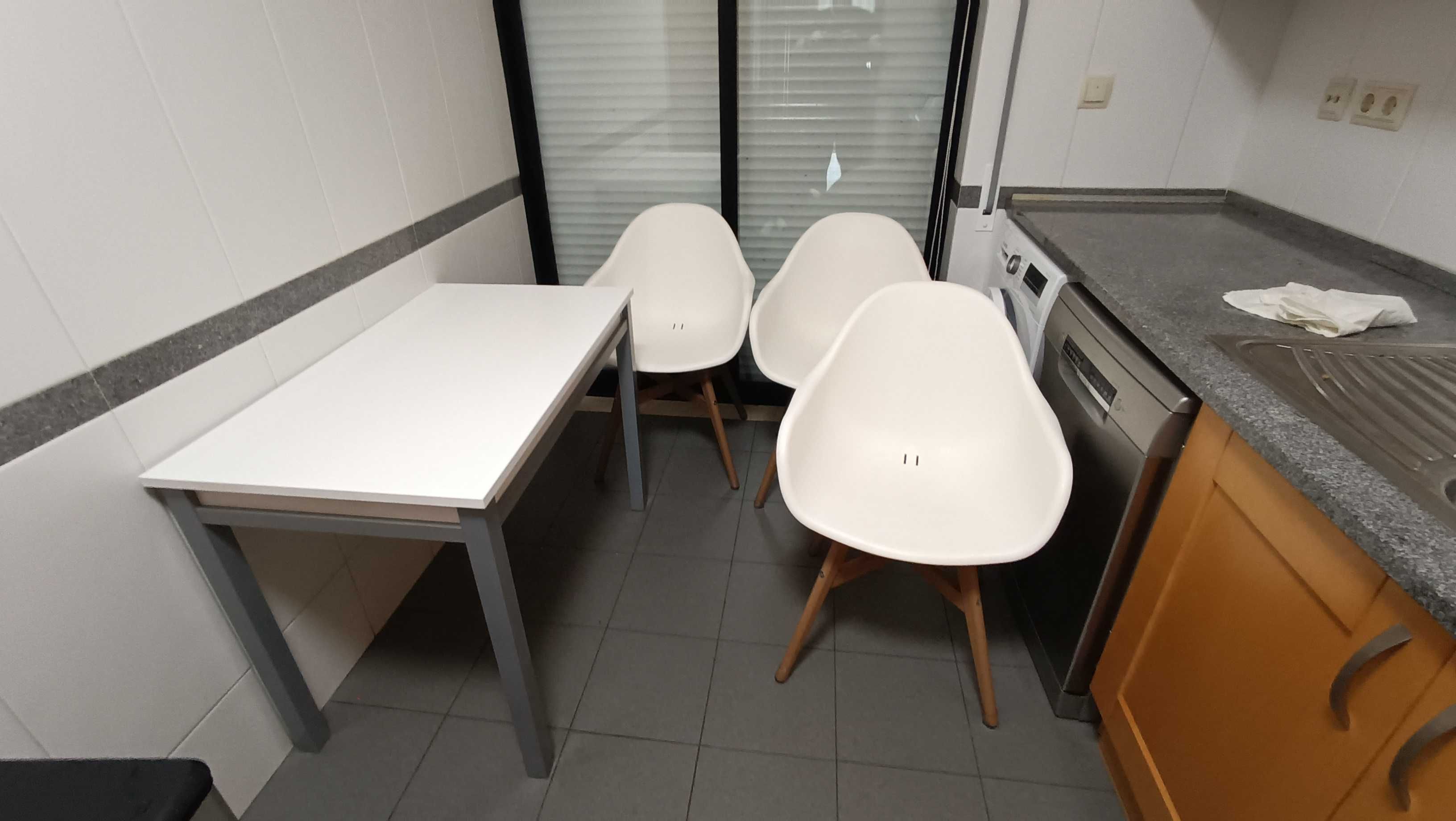 mesa cozinha com 3 cadeiras