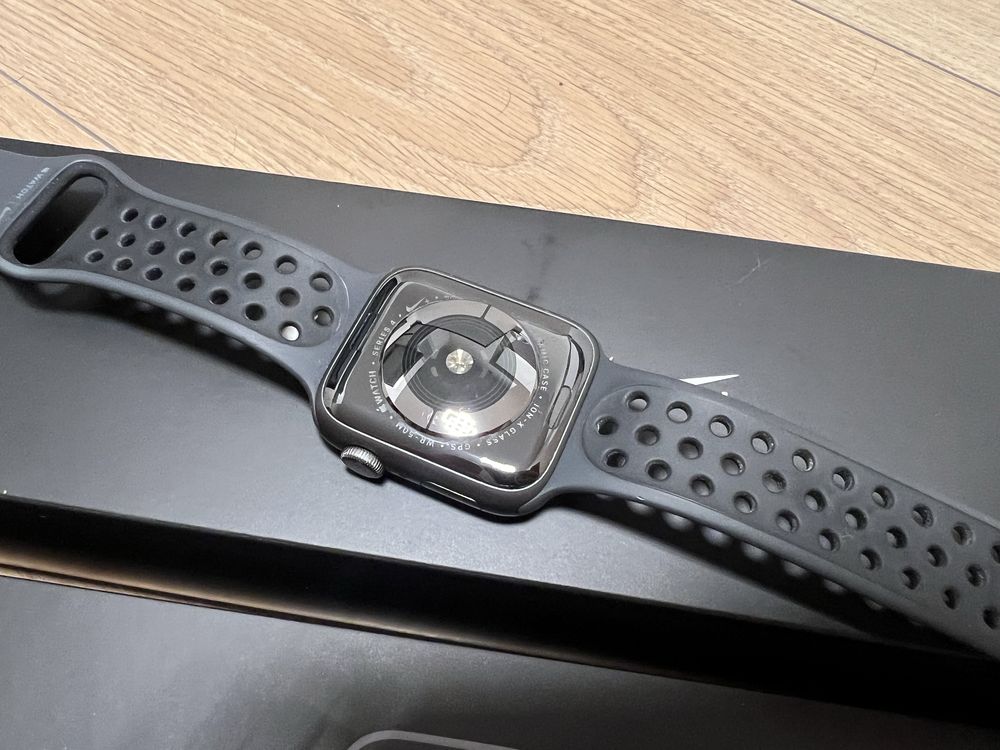 Apple Watch serii 4 44 mm SPACE GRAY w bardzo fajnym stanie!