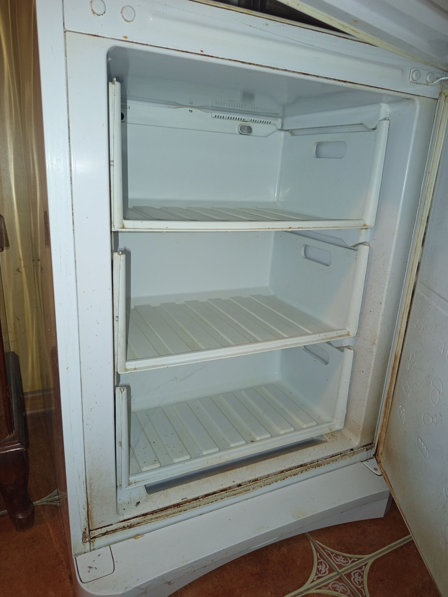 Холодильник Indesit робочий