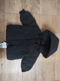 Czarna puchowa kurtka w rozmiarze 80 9-12 miesięcy pikowana z kapturem