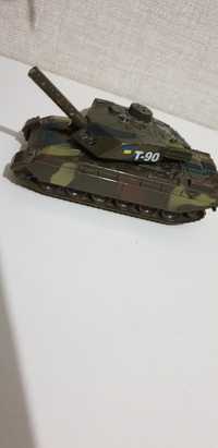 Іграшковий танк. З механізмом
