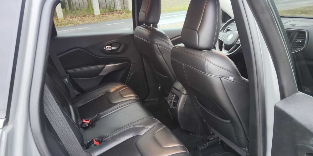 Jeep Cherokee Latitude Plus 2019 року