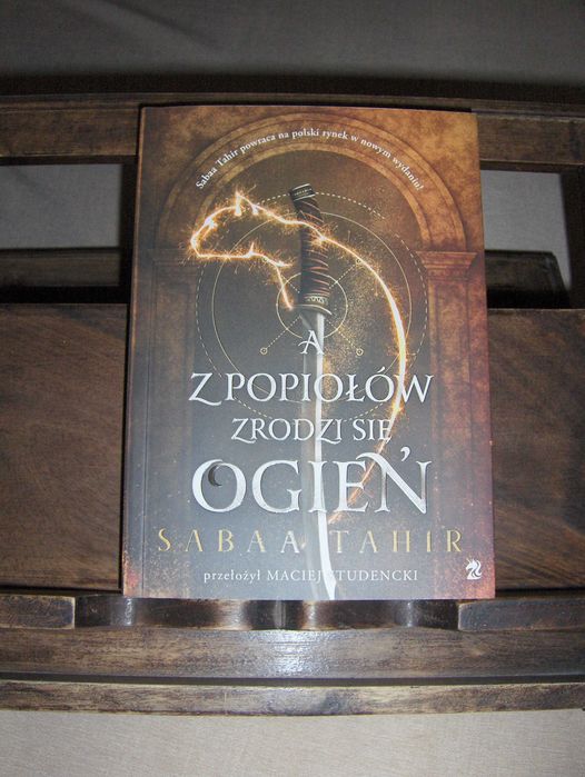 Sabaa Tahir A z popiołów zrodzi się ogień NOWA