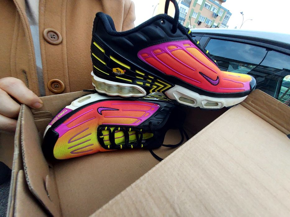 Sapatilhas originais usadas.