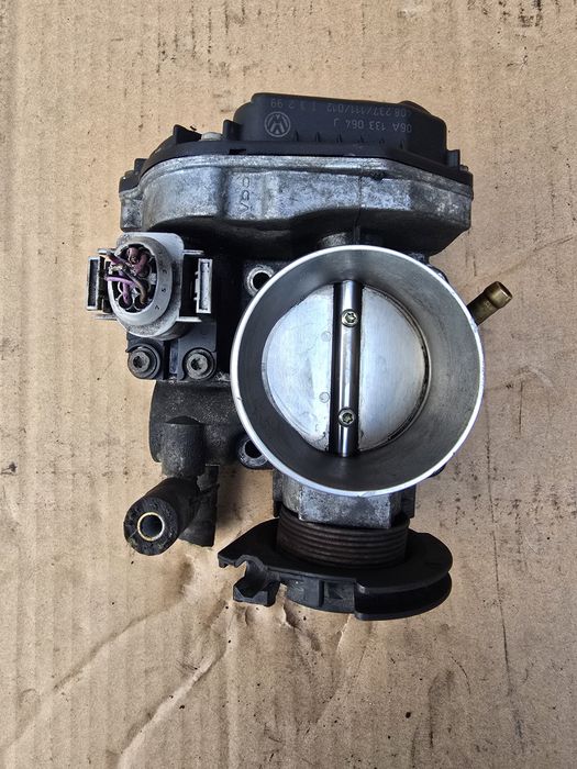 Дросельна заслонка Audi Skoda Golf 4 Bora 1.6 AKL  06A103064J