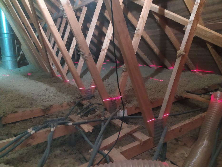 Maszyna do wdmuchiwania wełny granulowanej.