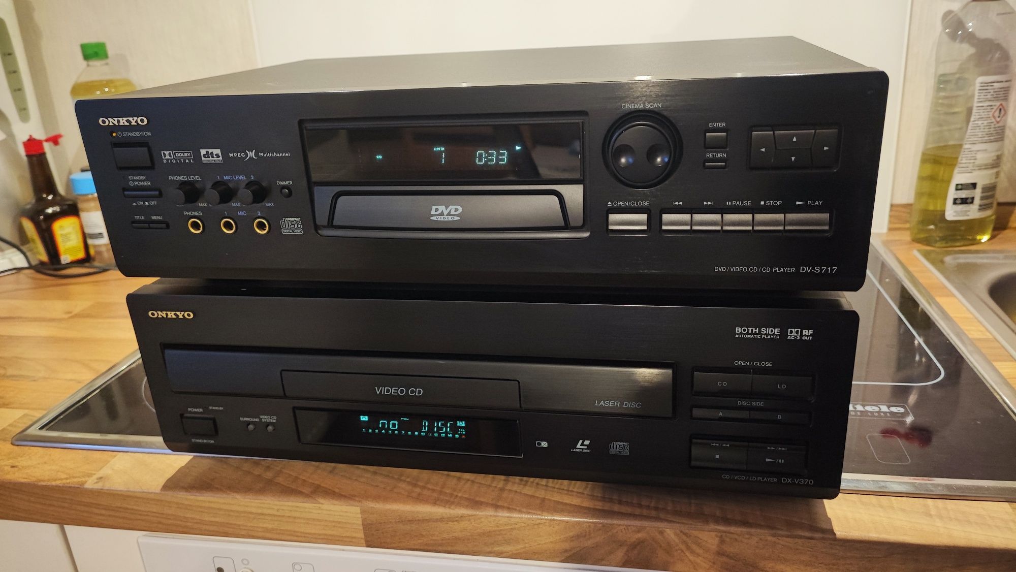 Onkyo DX-V370 i Onkyo DV-S717