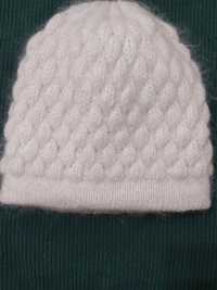 Белая пуховая шапка ( двойная)