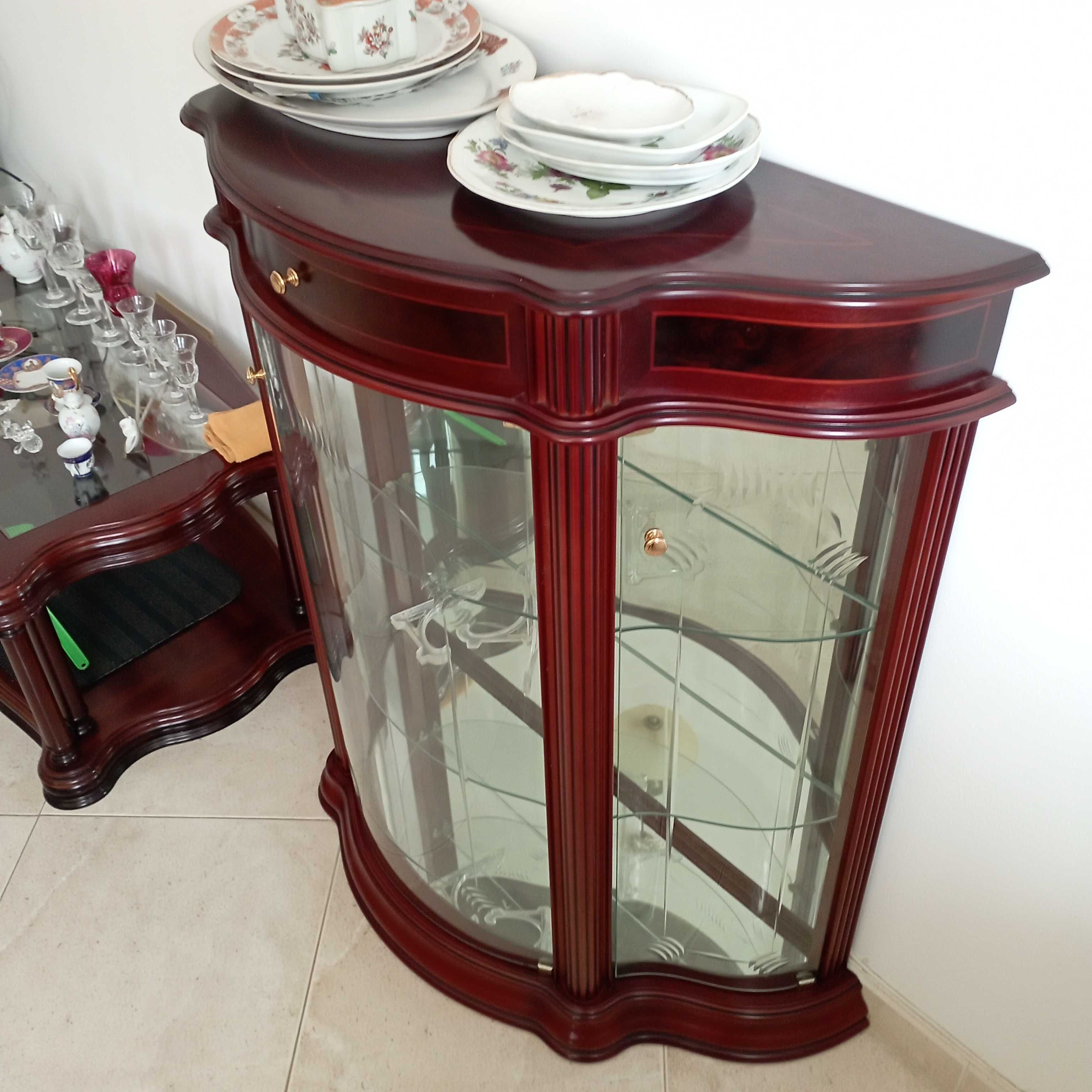 Vendo vitrine em mogno