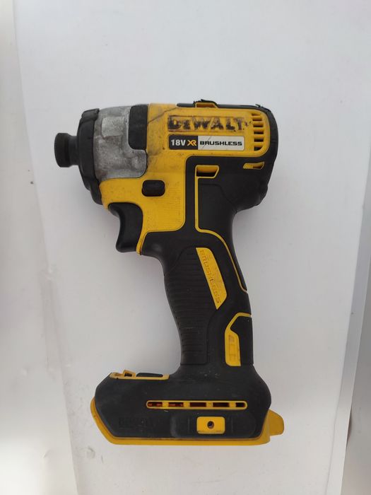 Zakrętarka DeWalt DCF 887 uzywana falują delikatnie obroty