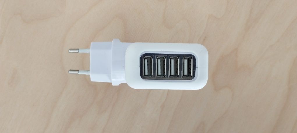 Carregador Bluestork Branco com 4 Entradas USB (BS-220-4USB/PWH)