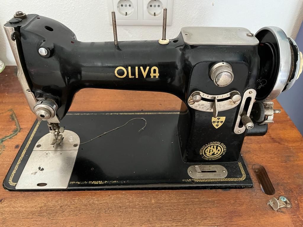 Vendo máquina de costura a funcionar Olivia