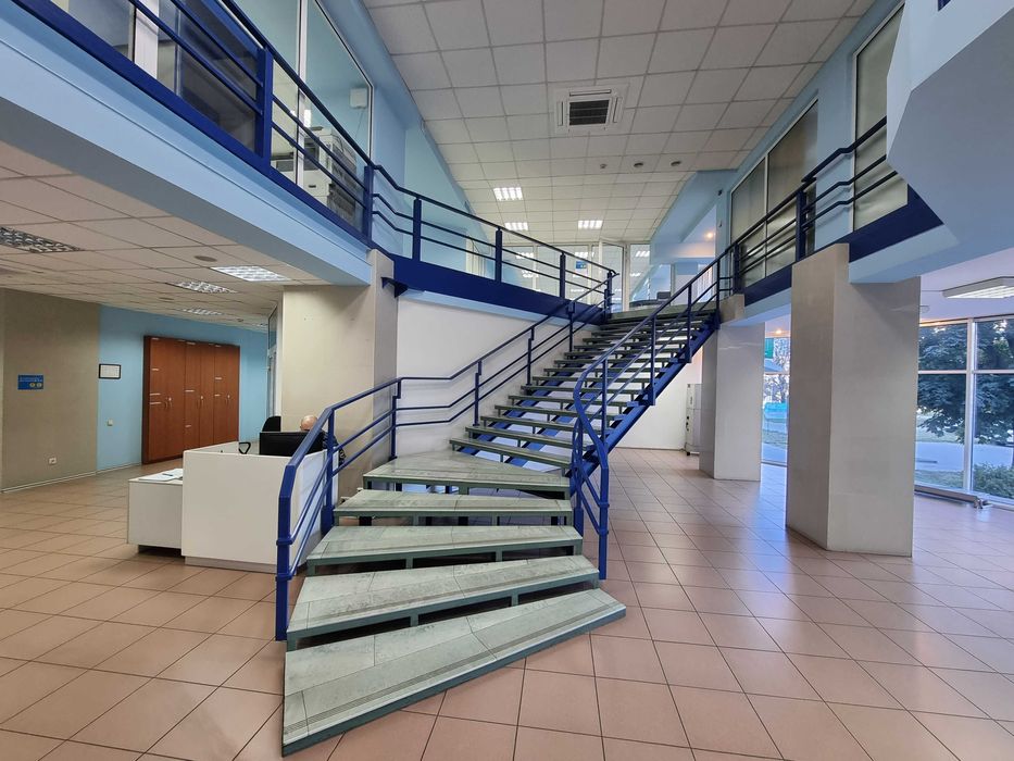 ПРОДАЖ приміщення під офіс, магазин, банк, 919 кв.м., б.Центральний, 3