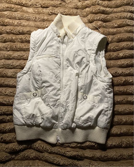 милая белая куртка с бантиком на спине