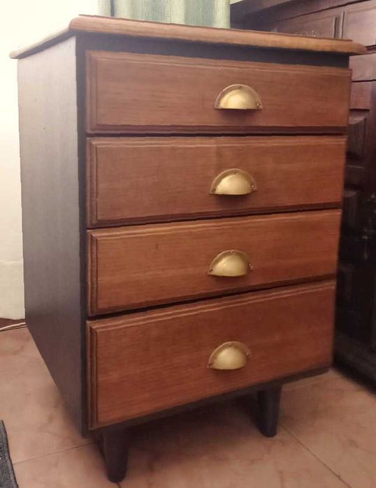Móvel com quatro gavetas