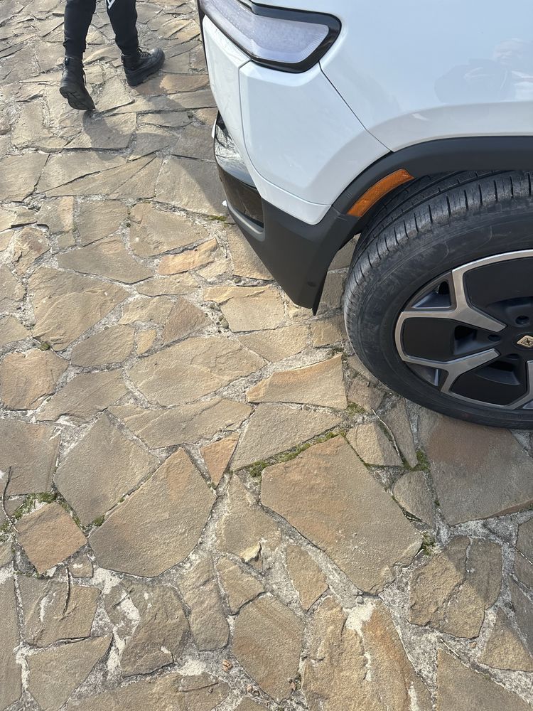 RIVIAN R1T Adventure