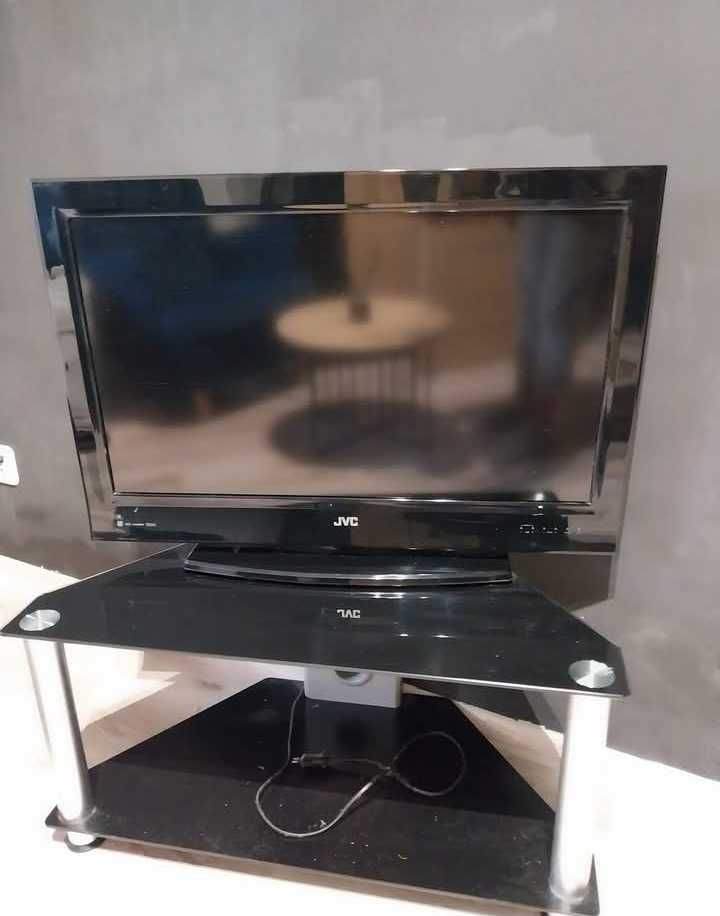 Telewizor JVC 32 cale + stolik bez pilota